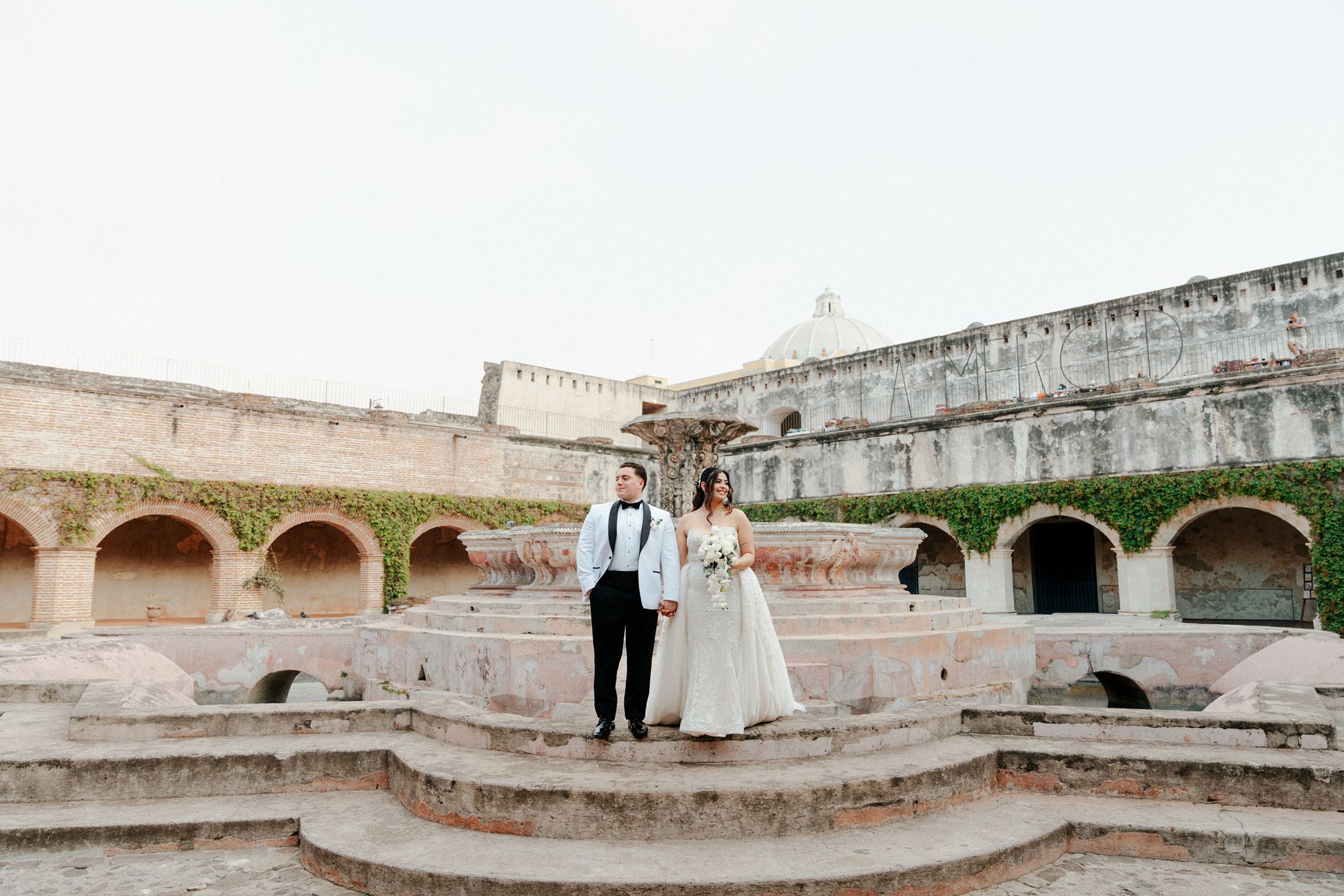 Una pareja de novios en la arquitectura colonial de Guatemala